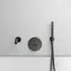 Brausearmatur in mattem Schwarz von Ideal Standard mit zentralem Bedienelement und Handbrause, Wandmontage, klar strukturiert und schlicht im Design.
